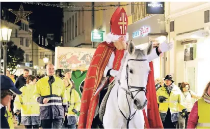  ?? RP-FOTOS: ACHIM BLAZY ?? Sankt Martin alias Georg Frohnhoff reitet durch die Innenstadt. Das sind immer besondere Momente für Groß und Klein.