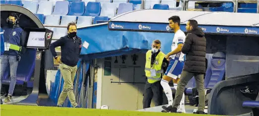  ?? JAIME GALINDO ?? Adrián se dispone a salir desde el banquillo en el partido del pasado fin de semana ante el Albacete..