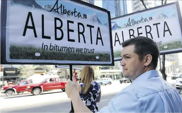  ?? DARREN MAKOWICHUK ?? Nearly 100 supporters gathered outside the conference centre hosting the Kinder Morgan annual general meeting in downtown Calgary May 16 to show their unwavering support for the Trans Mountain pipeline amid uncertaint­y about whether the project will go...