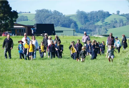  ??  ?? Ellinbank Primary School students enjoyed walking through neighbouri­ng farms during a walk to school activity.