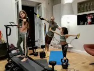  ??  ?? CrossFitte­r Amedeo Giglio si allena in casa con le due figlie