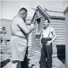  ?? Photo: ALEXANDER TURNBULL LIBRARY 1/4-000790-F ?? Different sides: A guard and Japanese prisoner photograph­ed at Feathersto­n prisoner of war camp.