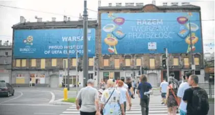  ??  ?? Kamienica wystawiona teraz przez miasto na sprzedaż podczas Euro była wstydliwie zasłonięta reklamą mistrzostw