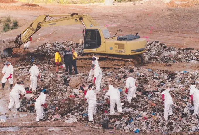  ?? Picture: TROY PURDUE ?? Police scour rubbish at a Labrador tip in May 1999 for the body of Japanese millionair­e Hamago Kitayama, whose wife is serving life in prison for his murder.