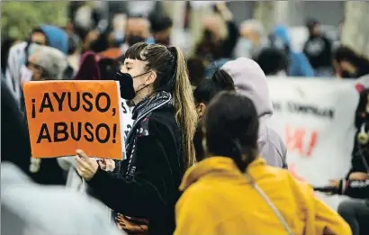  ?? PIERRE-PHILIPPE MARCOU / AFP ?? Una mujer protesta contra el Gobierno de Isabel Díaz Ayuso en el barrio de Vallecas este domingo