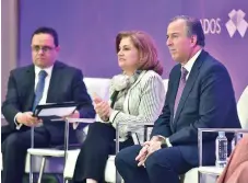  ??  ?? Arely Gómez, secretaria de la Función Pública, y José Antonio Meade, secretario de Hacienda, al lanzar la plataforma Contrataci­ones Abiertas.