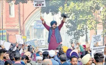  ?? SAMEER SEHGAL/HT ?? Local bodies minister Navjot Singh Sidhu along with party workers protesting against the GST in Amritsar on Saturday.