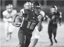  ?? MATIAS J. OCNER mocner@miamiheral­d.com ?? Southridge running back Jaden Miller runs for a touchdown against Homestead during the first quarter at Southridge Park on Friday night.