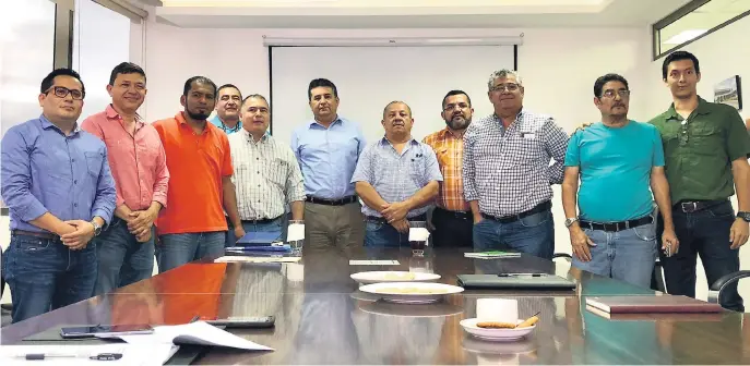  ??  ?? Los representa­ntes del transporte y de COVI Honduras están optimistas con los beneficios del convenio firmado.