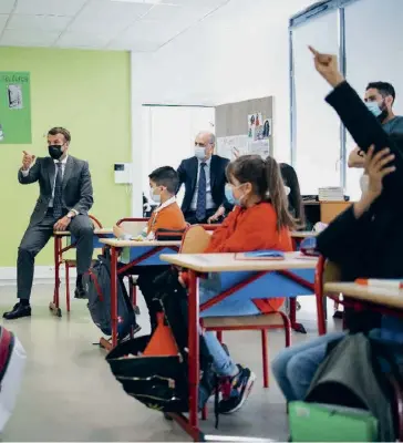  ?? ?? Emmanuel Macron et Jean-Michel Blanquer visitent une école primaire de Melun, rouverte lors du déconfinem­ent du 26 avril 2021.
