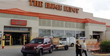  ?? JOE SKIPPER/REUTERS ?? A woman fired shots at fleeing shoplifter­s at a Home Depot near Detroit on Tuesday, reviving controvers­y over gun control in the United States.