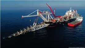  ??  ?? El barco "Audacia" coloca tuberías para el gasoducto Nord Stream 2 en el Mar Báltico.
