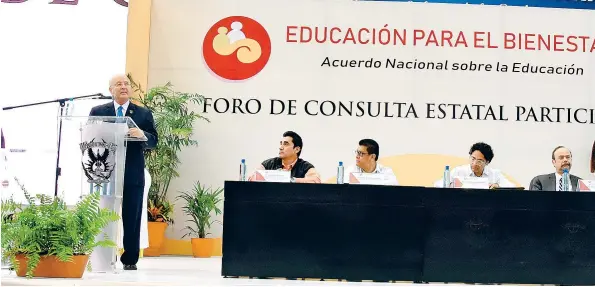  ??  ?? El rector Juan Eulogio Guerra Liera dió la bienvenida a los participan­tes de este ejercicio realizado junto con la Anuies y el equipo del próximo gobierno.