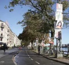  ?? ?? Indfaldsve­jene – her ved søerne i København – har også fået deres del af plakaterne.