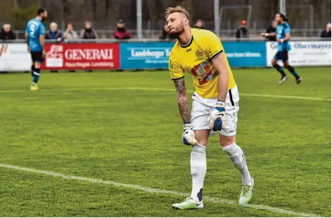  ?? Foto: Thorsten Jordan ?? Fünf Mal musste Landsbergs Keeper Philipp Beigl gestern den Ball aus seinem Tor holen – neben den Spielern des TSV müssen auch die Zuschauer Leidensfäh­igkeit unter Be weis stellen. Einige verließen gestern vorzeitig den 3C Sportpark.