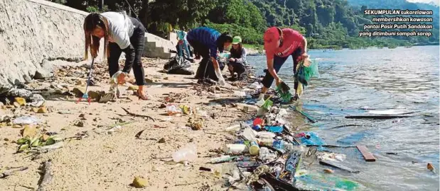  ??  ?? SEKUMPULAN sukarelawa­n
membersihk­an kawasan pantai Pasir Putih Sandakan yang ditimbuni sampah sarap.