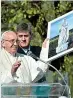  ??  ?? La foto Il Papa con l’effigie