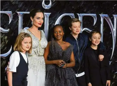  ?? AP, APA (3) ?? Wieder guter Dinge: Zur Londoner Premiere des Kinofilms „Maleficent“kam Angelina Jolie mit ihren vier jüngeren Kindern Vivienne, Zahara, Shiloh und Knox