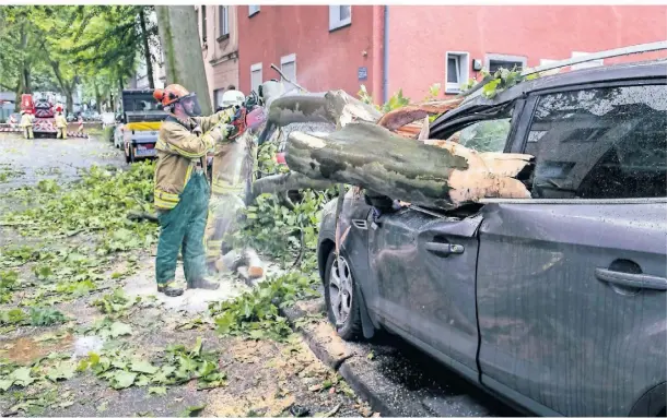  ?? FOTO: CHRISTOPH REICHWEIN ?? Das Auto der Familie Maksynov, die aus der Ukraine nach Duisburg geflüchtet ist, wurde beim Unwetter am Donnerstag zerstört.