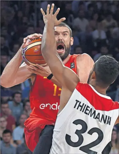  ??  ?? UN FIJO. Pau Gasol intenta taponar a Theis, Willy se hace grande y Sergio Rodríguez lanza a canasta. La Selección de un gran Marc Gasol celebra el pase a semifinale­s.