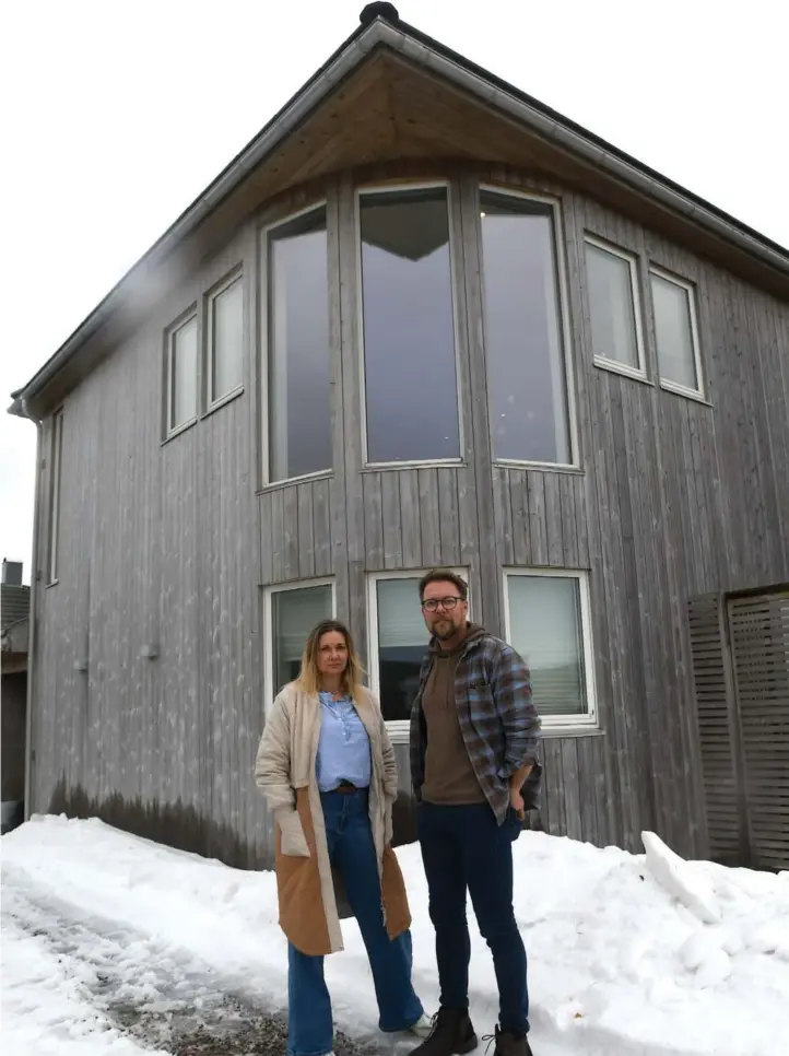  ?? FOTO: CECILIE NILSEN ?? Ekteparet Aina Birkeland og Ove Lorentzen bygde enebolig på Vågsvoll i 2013. Ni år etter må de bytte nesten alle vinduene. Fra Gilje får de nye vinduer, men ikke dekket arbeidet.