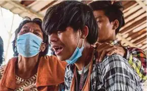  ?? EPA PIC ?? Relatives grieving during the funeral procession of Mg Tun Tun Aung, who died in the anti-coup protest, in Mandalay, Myanmar, yesterday.