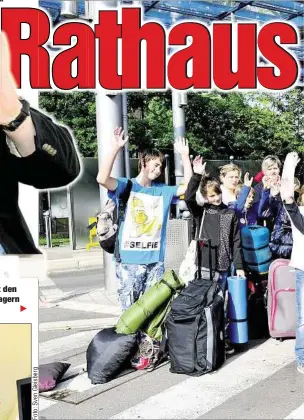  ??  ?? Ab in die Ferien: Chemnitzer Kinder 2015 beim Start mit den „Verreisern“in den wohlverdie­nten Urlaub. Den Ferienlage­rn für den kleinen Geldbeutel droht 2017 aber das Aus.