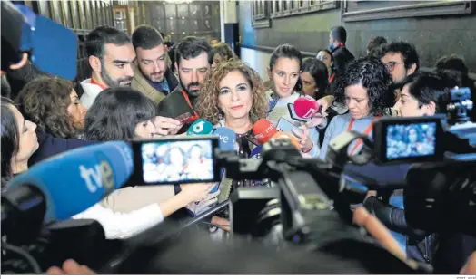  ?? ZIPI, EFE ?? La ministra de Hacienda, María Jesús Montero, atiende a los medios.
