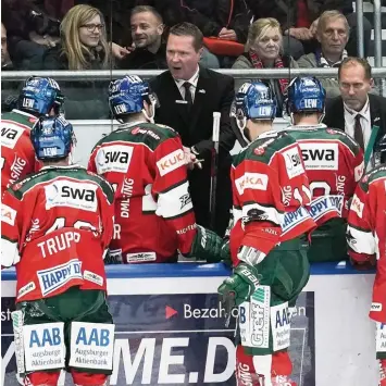  ?? Foto: Siegfried Kerpf ?? Trainer Mike Stewart (Mitte) schwört seine Mannschaft auf den heutigen Gegner aus München ein.