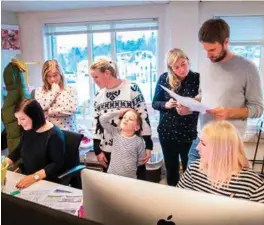  ?? FOTO: KJARTAN BJELLAND ?? Ansatte i Kristiansa­nd Avis finpusser historiens siste eksemplar av avisen før deadline. Fra venstre grafisk designer Linn Austad Hansen, journalist Mai Linn Tronstad, journalist Heidi Ditlefsen med sønnen Adrian Ditlefsen Karlsen, daglig leder...