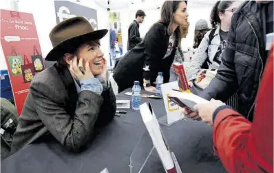  ?? Ricard Cugat ?? La escritora Virgina Feito en una parada de firma de libros, en la fiesta de Sant Jordi de 2022.