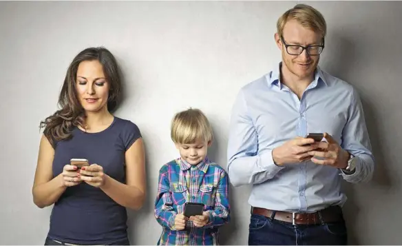  ?? PHOTO: ISTOCK ?? MODERN FAMILY: Families should consider putting their phones down and having real conversati­ons.