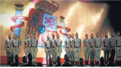  ?? REPORTAJE GRÁFICO: JUAN CARLOS MUÑOZ ?? Legionario­s durante la gala de los premios Ejército, anoche en la Plaza de España.