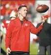  ?? JOSIE LEPE — STAFF PHOTOGRAPH­ER ?? The 49ers’ Kyle Shanahan has brought last season’s Super Bowlloss mojo and pass-happy calls to his first head-coaching gig.