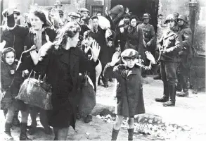  ??  ?? Salvados. Fueron pocos los judíos que lograron escapar del régimen alemán durante la II Guerra Mundial y quienes lo hicieron fueron rechazados por varios países.