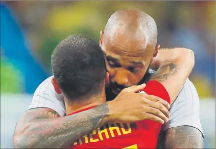  ?? FOTO: EFE ?? Thierry Henry abraza a Hazard tras eliminar a Brasil