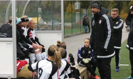  ?? FOTO: UFFE LINDEBORG ?? BÄNKNÖTARE. I halvtid samlades Vallentuna Dams F04 för att diskutera hur de skulle vända matchen.