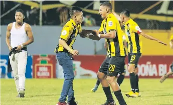  ??  ?? LAMENTABLE. La Mega Barra ingresó a la cancha en el clásico.