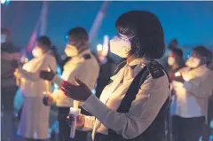  ?? NYT ?? A New Year’s Eve memorial to victims of the Covid-19 pandemic held on the Nelson Mandela Bridge in Johannesbu­rg, South Africa, on Thursday.