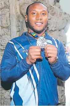  ??  ?? ORGULLO. Kevin Mejía muestra la medalla ganada en los Juegos Centroamer­icanos y del Caribe.