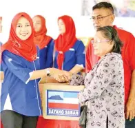  ??  ?? MIZMA menyerahka­n sumbangan di bawah Program Sayang Sabah kepada penerima yang layak di Dewan Sri Darun.