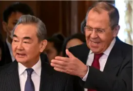  ?? ALEKSANDR NEMENOV / AP / NTB ?? Kinas tidligere utenriksmi­nister Wang Yi, til venstre, møtte i går Russlands utenriksmi­nister Sergej Lavrov i Moskva.