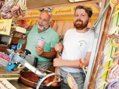  ?? Foto: Silvio Wyszengrad ?? Dieter und Lukas Erlinger (von links) sind froh, ihre süßen Leckereien wieder verkaufen zu dürfen.