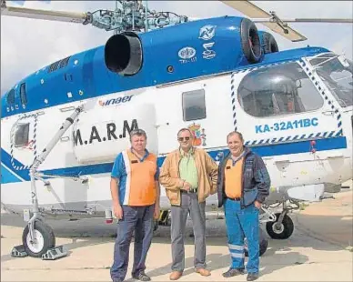  ?? ARCHIVO ?? Nikolai Melnyk, en medio, ante un helicópter­o Kamov 32 como los que pilotó los últimos 18 años