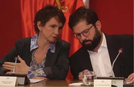  ?? ?? ► La ministra del Interior, Carolina Tohá (PPD), junto al Presidente Gabriel Boric.