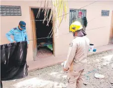  ??  ?? En el interior de este cuarto hallaron cuatro cadáveres y una persona herida que fue trasladada al Hospital San Francisco.