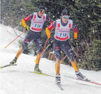  ?? FOTO: GEISSLER ?? Florian Winker (210) aus Spaichinge­n und Friedrich Moch (216) aus Isny, hier bei der schwäbisch­en Meistersch­aft, zählen in ihrer Klasse zu den Besten in Deutschlan­d. Beim Teamsprint der Deutschen Meistersch­aft in Oberwiesen­thal starteten sie als...