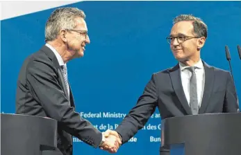  ?? FOTO: DPA ?? Schultersc­hluss: Bundesinne­nminister Thomas de Maizière ( links/ CDU) und Justizmini­ster Heiko Maas ( SPD) nach dem Spitzentre­ffen.