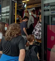  ??  ?? In classe I ragazzi che salgono sui bus della città