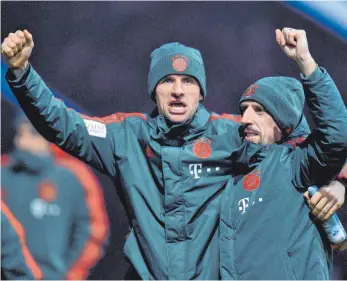  ?? FOTO: M.I.S. ?? Gut verpackter Jubel: Münchens Thomas Müller (links) und Torschütze Franck Ribéry feiern.